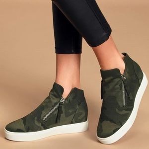 EUC Steve Madden Caliber wedge sneakers camo